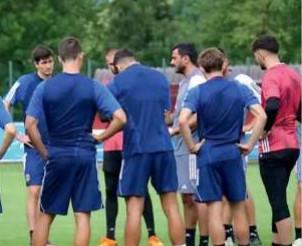 
	Aquilani tiene a rapporto il gruppo durante uno dei primi allenamenti allo stadio comunale di Rovetta (foto dell&rsquo;Ufficio stampa Pisa SC)

