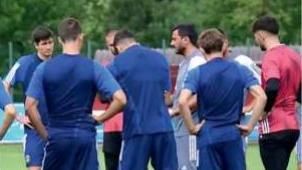 Aquilani tiene a rapporto il gruppo durante uno dei primi allenamenti allo stadio comunale di Rovetta (foto dell’Ufficio stampa Pisa SC)
