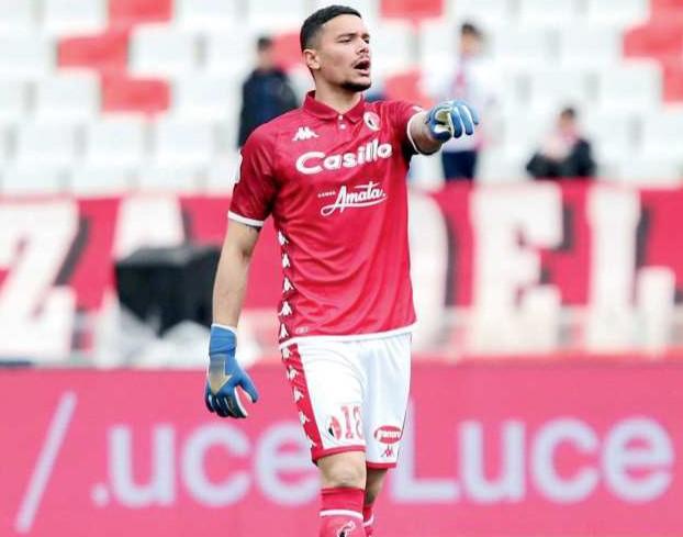 
	Elia Caprile con la maglia del Bari

