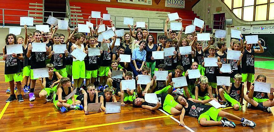 I partecipanti al camp estivo con gli attestati