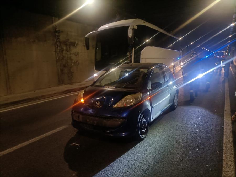 Olbia, tamponamento a catena in galleria