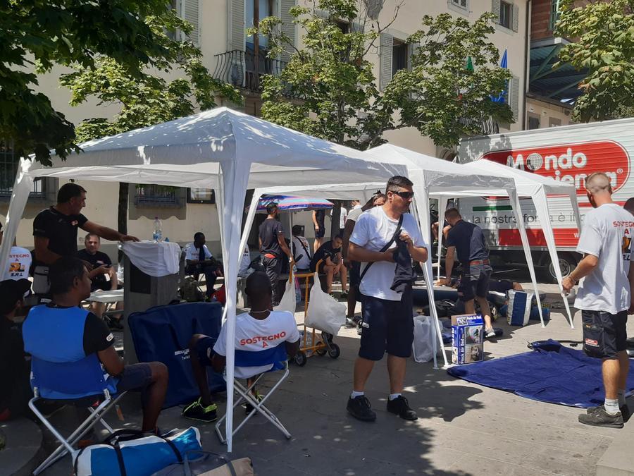 Mondo convenienza, manifestazione di lavoratori sotto al Comune di Campi contro i colleghi in sciopero – Video