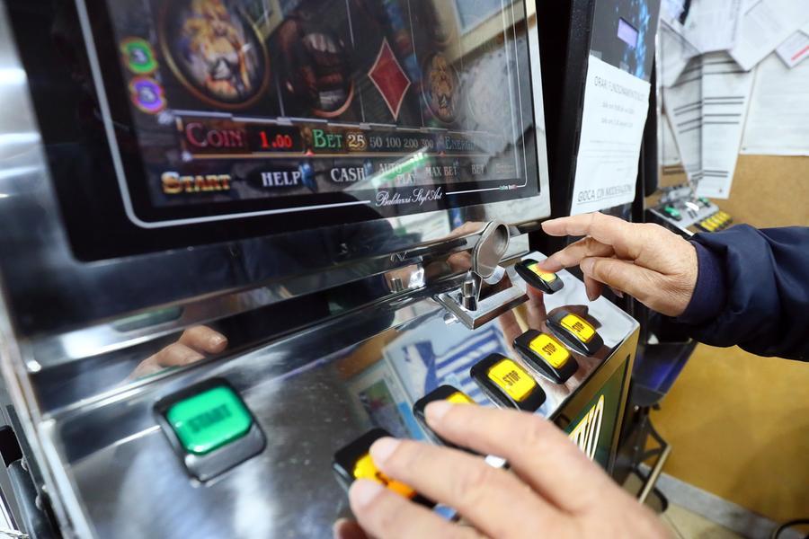E’ ludopatico, gestori di una sala giochi di società modenese condannati a risarcirlo