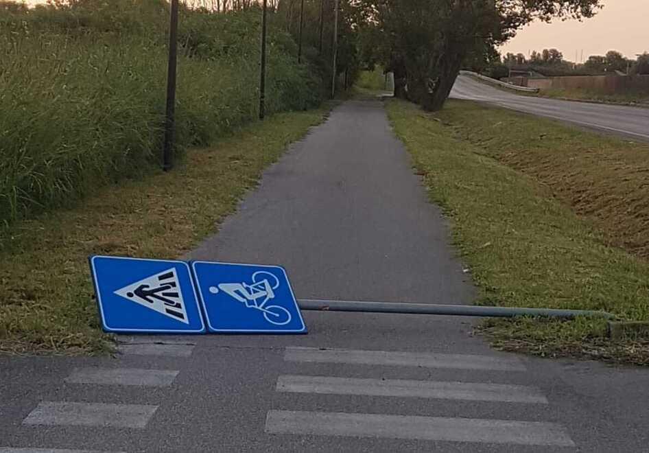 Comacchio, vandali in azione. Cartelli stradali divelti lungo la ciclabile