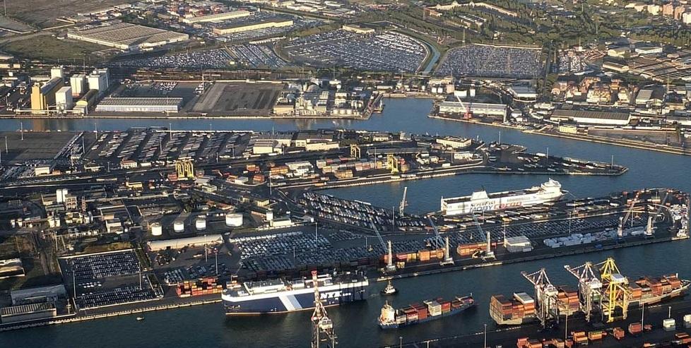 Una veduta aerea del portodi Livorno