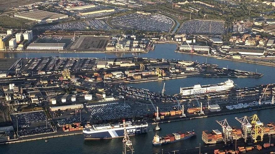 Una veduta aerea del portodi Livorno