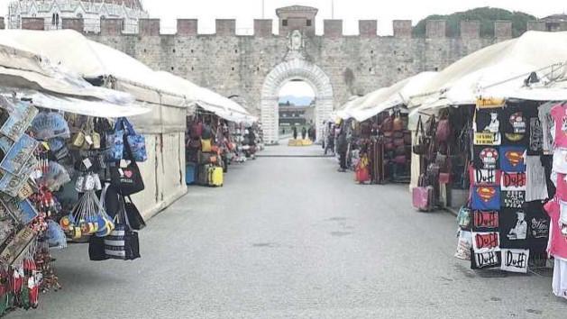 Bancarelle in piazza Manin (Muzzi - foto d’archivio)