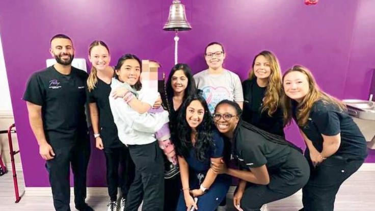 La piccola Jo nel giorno delle dimissioni e con un medico del Paley Institute di West Palm Beach