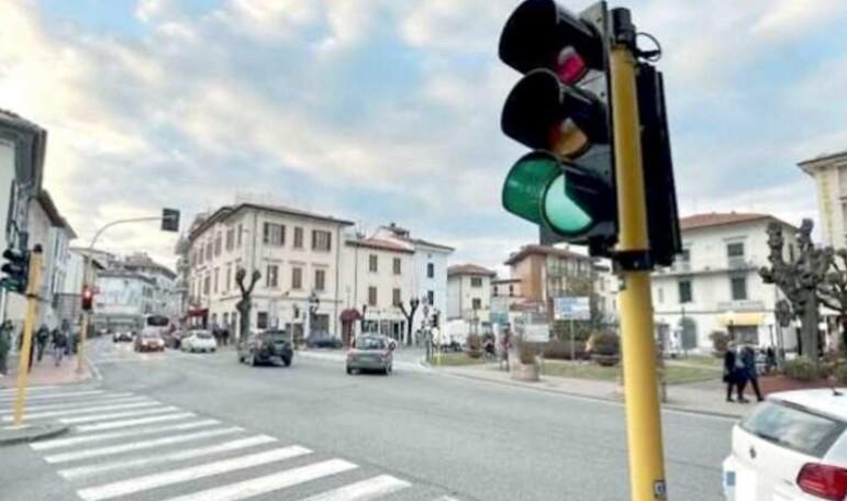 Il semaforo tra corso Matteotti e viale Bicchierai