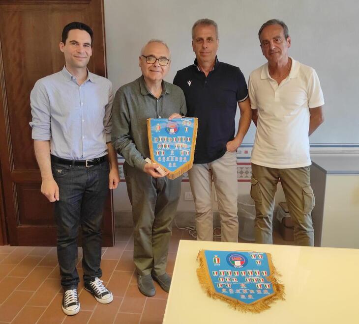 L’assessore Franceschini, il sindaco Donati, il presidente Mangini e il vice Perniconi hanno consegnato il gagliardetto ufficiale della Figc al Comune di Rosignano