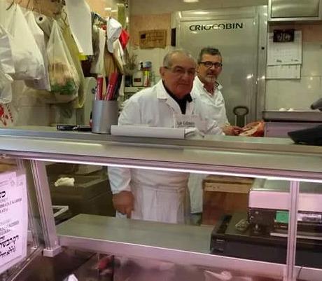 Ivo Corucci nella sua macelleria insieme al figlio Marco in una foto concessa dalla famiglia