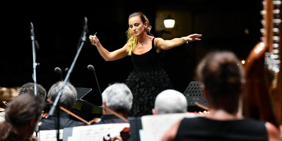 Beatrice Venezi durante il concerto di martedì sera