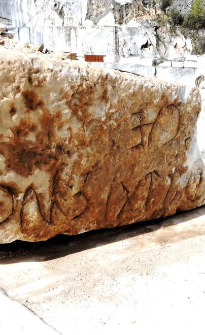 Un blocco con iscrizione romana