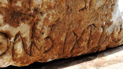 Un blocco con iscrizione romana