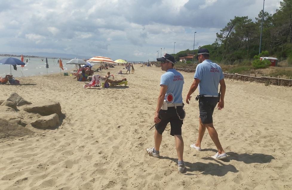 Due agenti della polizia municipale impegnati in controlli sulle spiagge di Follonica (foto d’archivio)