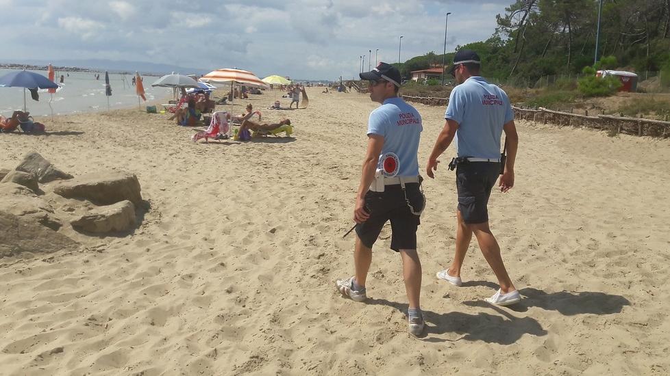 Due agenti della polizia municipale impegnati in controlli sulle spiagge di Follonica (foto d’archivio)