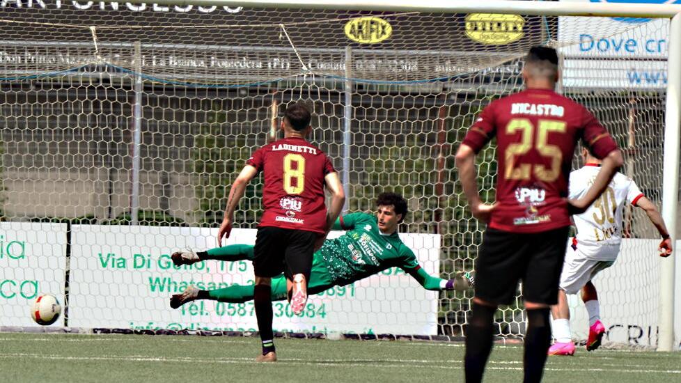 Alessandro Arena a segno, su rigore, con la maglia del Gubbio nel match contro il Pontedera giocato al Mannucci (foto Franco Silvi)