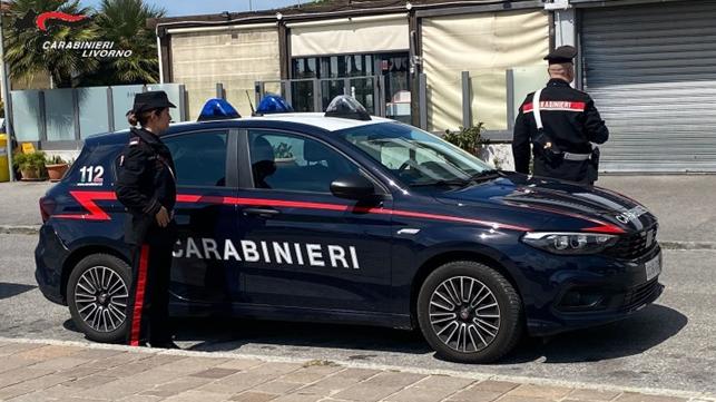Livorno, preleva col bancomat rubato a un’anziana poi compra i gratta e vinci: denunciato