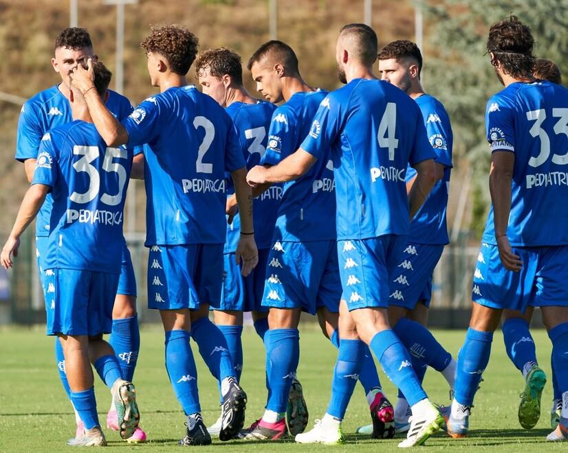 Un momento di solidarietà degli azzurri dopo un gol segnato al team ospite