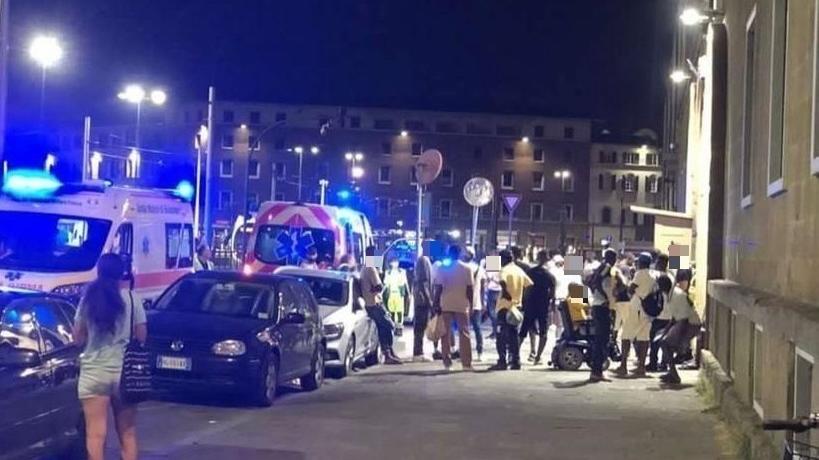 Firenze, notte di sangue davanti alla stazione: due accoltellati, uno è in terapia intensiva