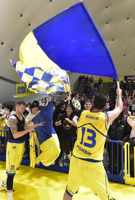 Camillo Bianchi festeggia con la bandiera gialloblù la promozione in serie B1 (foto PaBar)