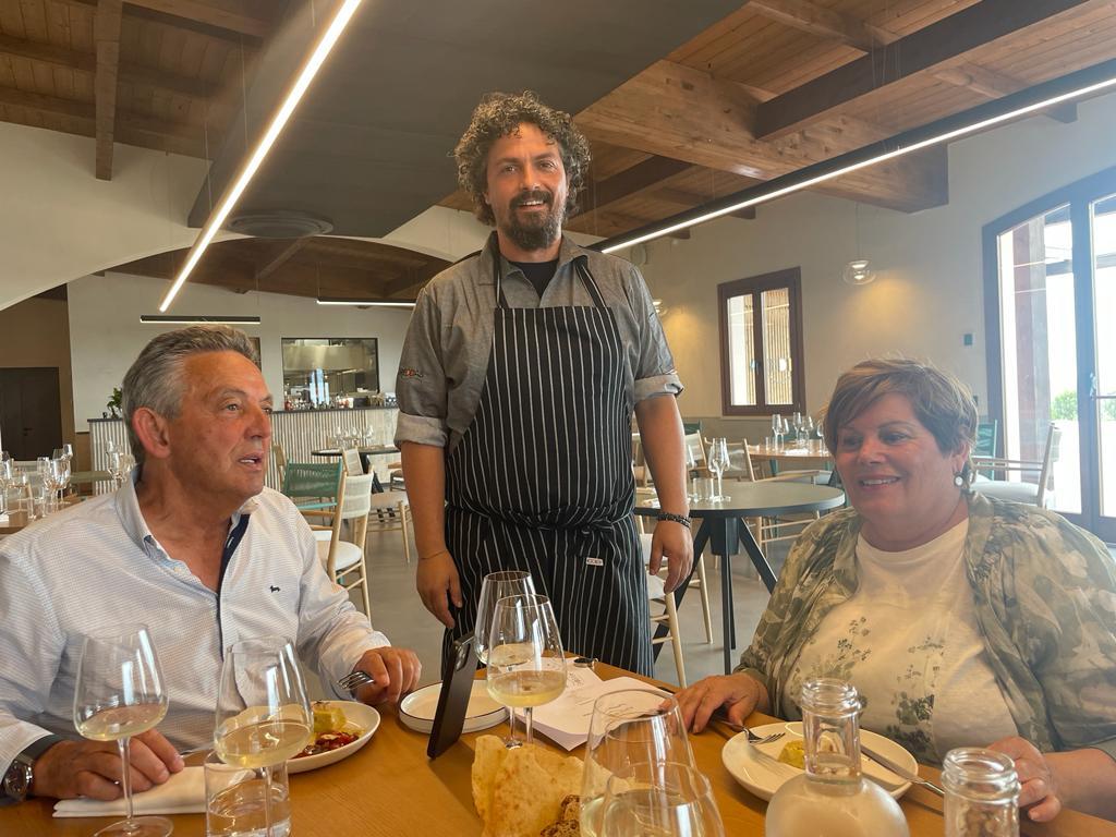 Lo chef Piergiorgio Parini, che guida il ristorante Aireddas, con Salvatore Pilloni, fondatore di Su'Entu, e la moglie Lucia Scano