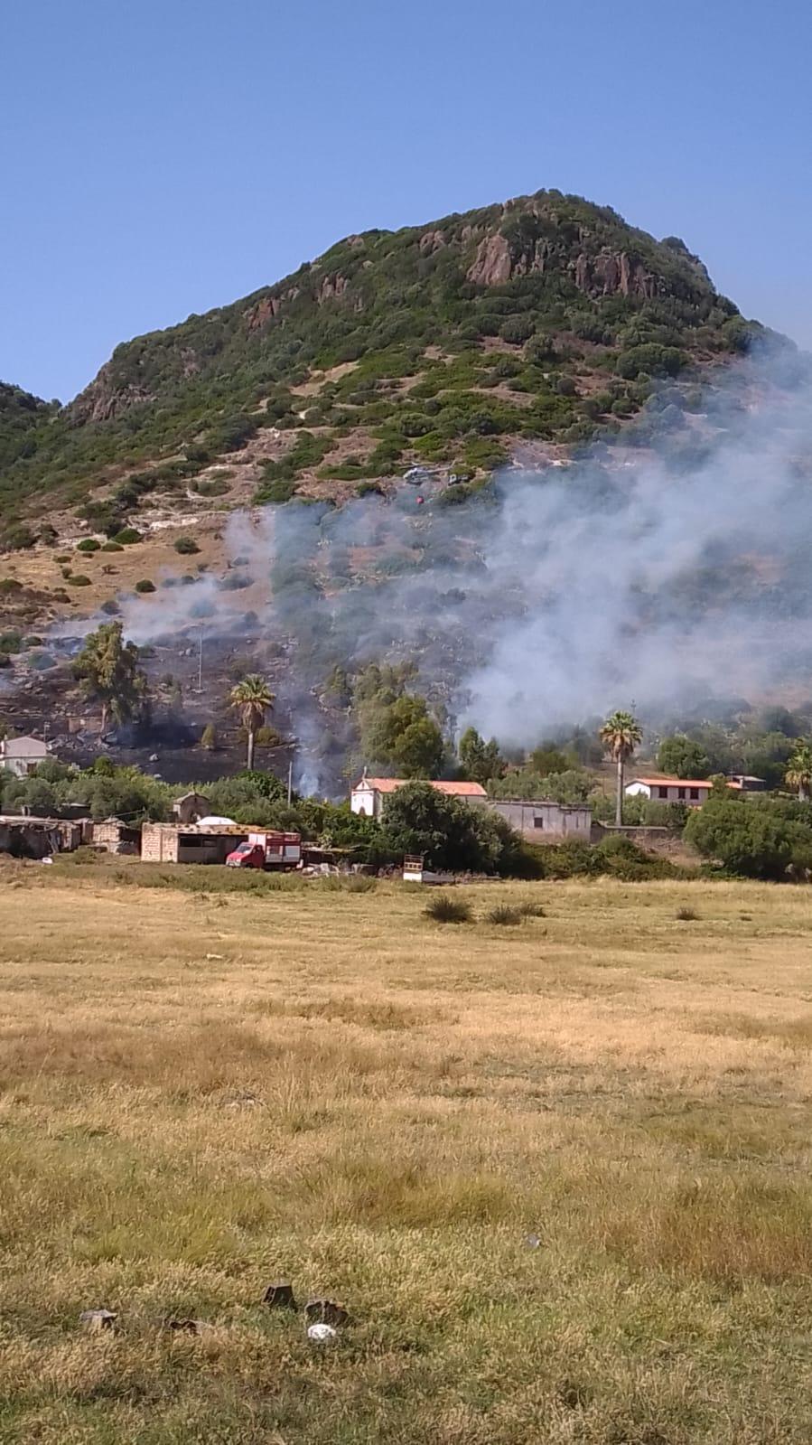 
	Le fiamme nella zona di Aladerru

