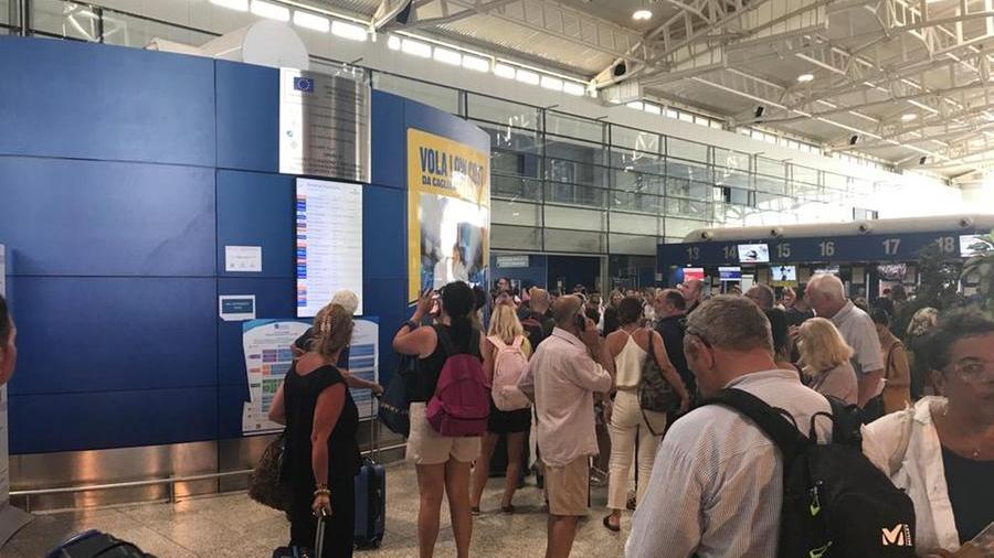 Passeggeri in attesa di un volo all'aeroporto di Cagliari (foto mario rosas)
