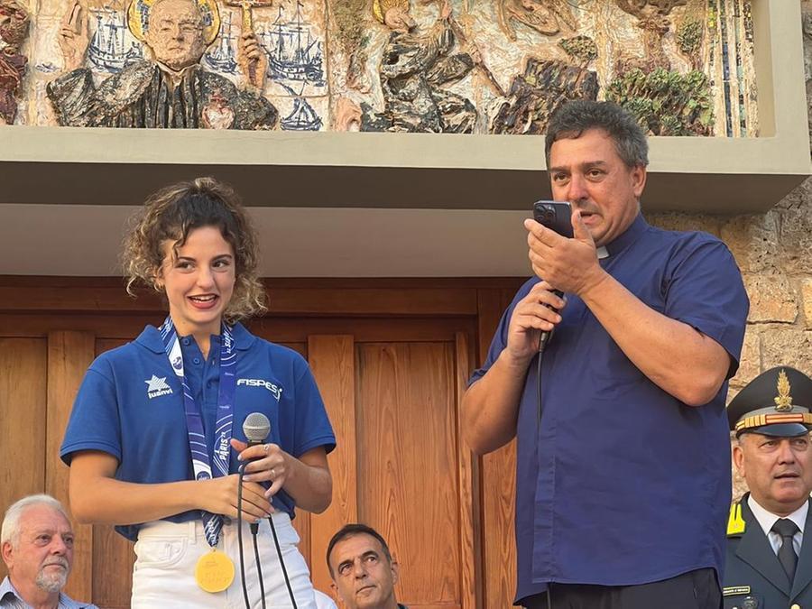 Porto Ercole, Ambra celebrata dai compaesani: arriva la telefonata del ministro – Video