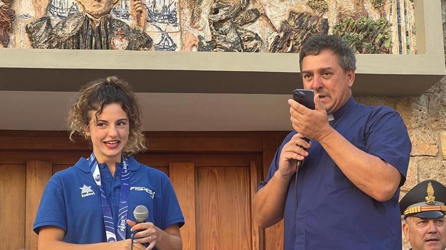 Porto Ercole, Ambra celebrata dai compaesani: arriva la telefonata del ministro – Video