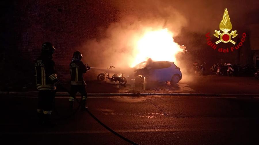Livorno, auto e scooter in fiamme in via della Cinta Esterna – Video