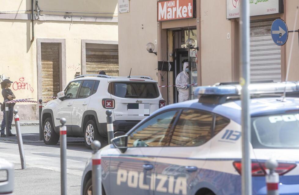 Spari in centro a Livorno, è caccia all’uomo. Il testimone che ha dato l’allarme: «L’ho visto uscire dal negozio»