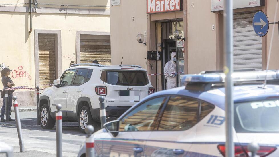 Spari in centro a Livorno, è caccia all’uomo. Il testimone che ha dato l’allarme: «L’ho visto uscire dal negozio»