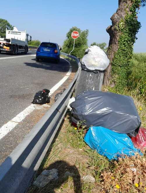 C’è chi ha preso la Fi-Pi-Li come una discarica: piazzole piene di rifiuti