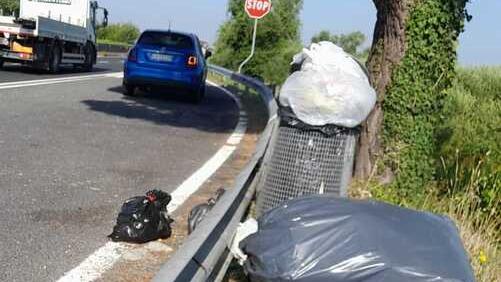 C’è chi ha preso la Fi-Pi-Li come una discarica: piazzole piene di rifiuti