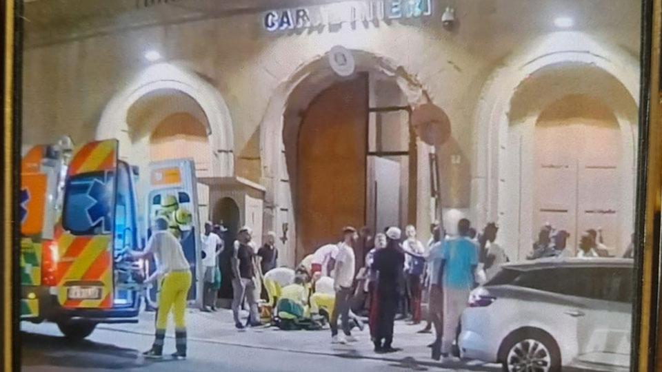 Firenze, rissa davanti alla caserma. Due accoltellati, uno è grave
