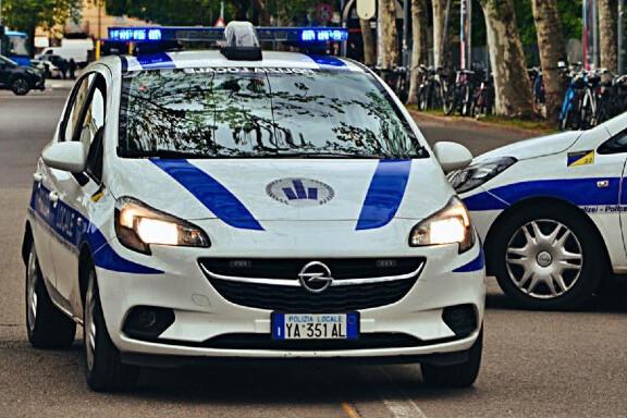 Modena Pirata della strada travolge uno scooter 