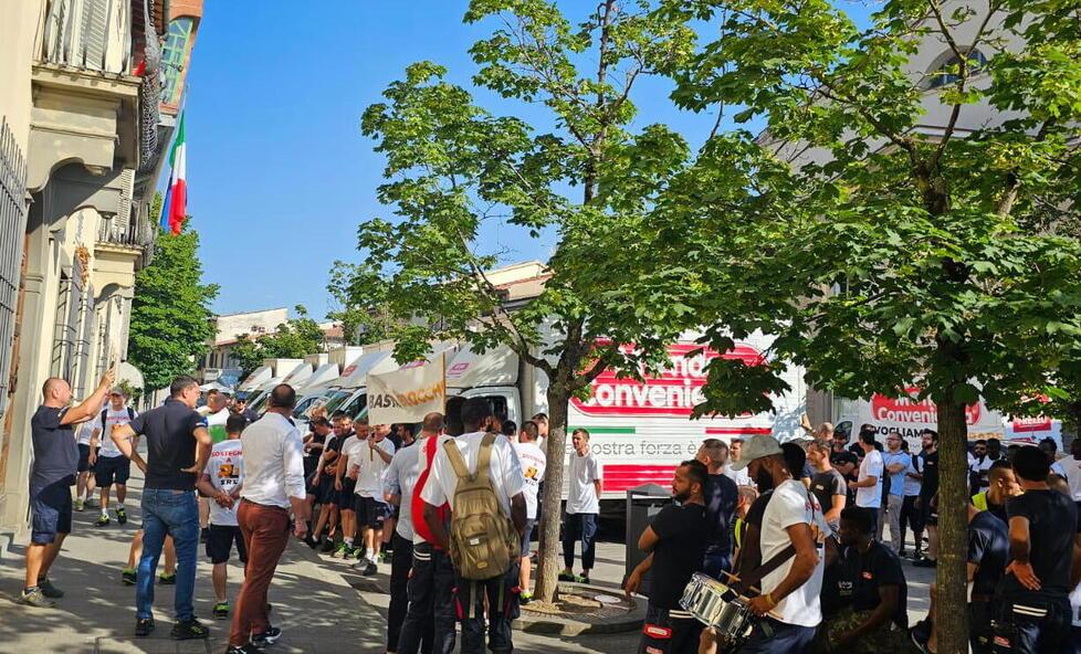 Mondo Convenienza: è scontro fra lavoratori in piazza