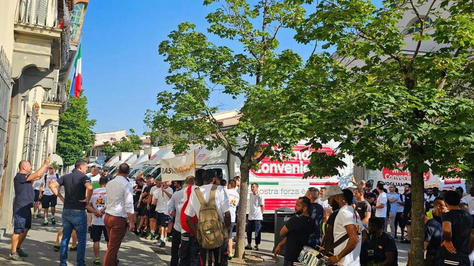 Mondo Convenienza: è scontro fra lavoratori in piazza