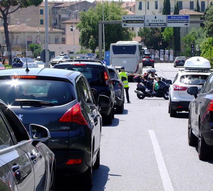 Piombino, guasto tecnico a un traghetto: per due ore città intasata dalle auto
