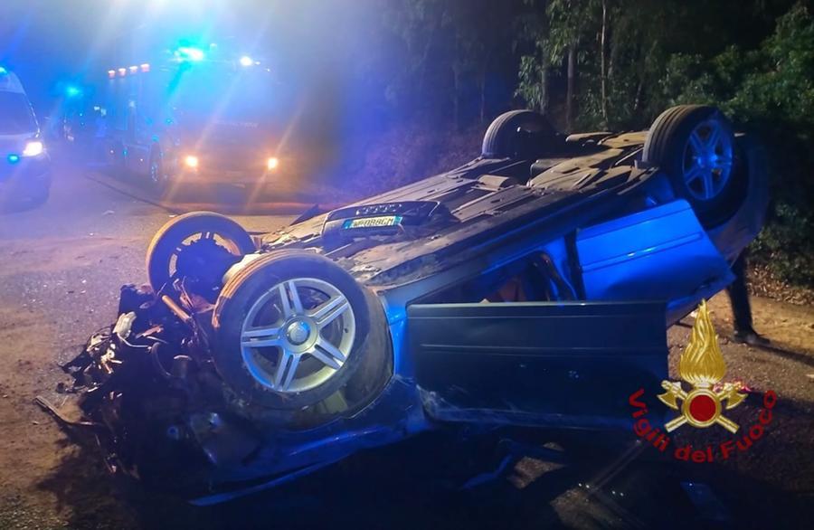 Auto esce di strada e si ribalta: 4 feriti in ospedale a Cagliari
