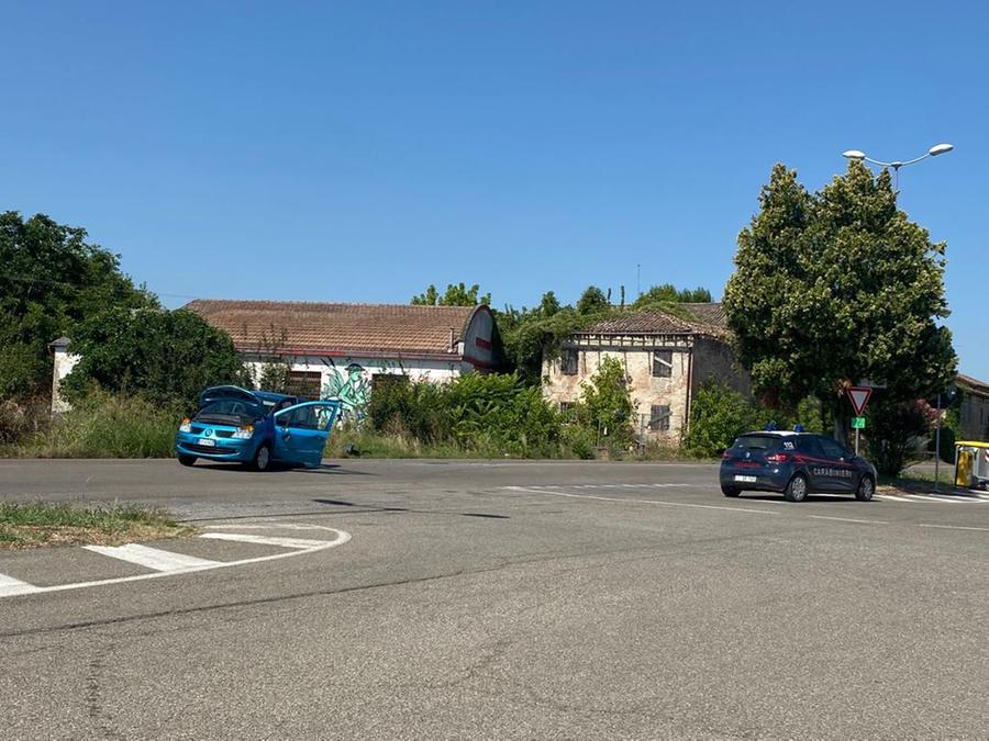 Tragedia sfiorata sulla via Emilia: l’auto piomba nel cortile di una casa