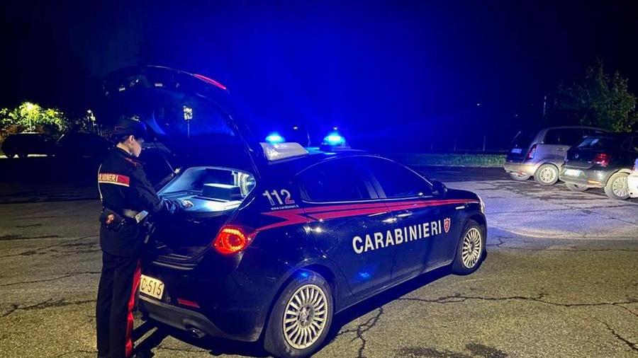 Prende a pugni i passanti fuori dalla disco: arrestato un 21enne di Sassuolo