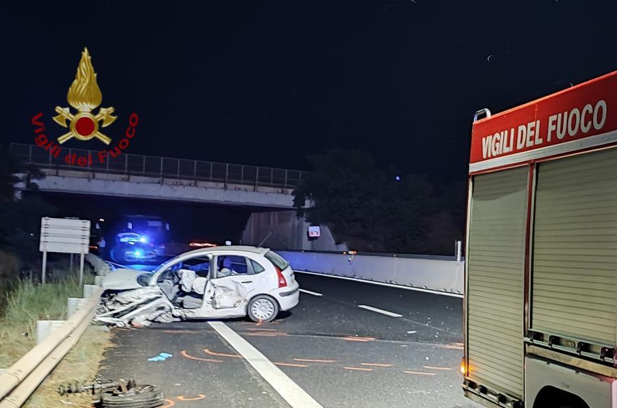 Violento scontro fra due auto sulla 195: grave uno dei conducenti