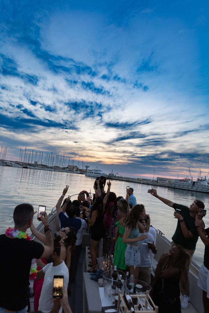 A Livorno ecco il Chill Boat, l’aperitivo in battello con il dj: «Serata indimenticabile tra Fossi e mare»