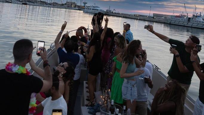 A Livorno ecco il Chill Boat, l’aperitivo in battello con il dj: «Serata indimenticabile tra Fossi e mare»