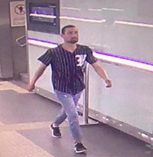 
	Adi Mohsen&nbsp;ripreso alla stazione di Reggio Emilia dalle telecamere dopo&nbsp; l&rsquo;omicidio del 18enne avvenuto nella notte fra il 30 e il 31 maggio

