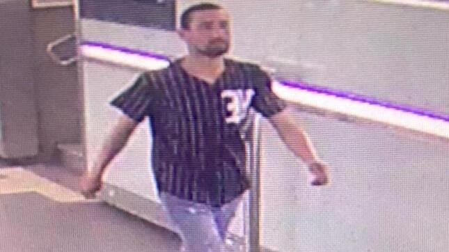 Adi Mohsen ripreso alla stazione di Reggio Emilia dalle telecamere dopo l’omicidio del 18enne avvenuto nella notte fra il 30 e il 31 maggio