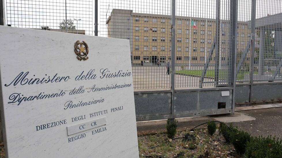 Torturato nel carcere di Reggio Emilia sotto le telecamere: i video che inchiodano gli agenti