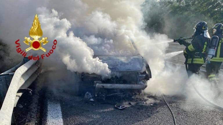 Posada, auto in fiamme sulla 131dcn: nessun danno per le persone